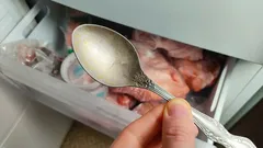 Why I keep a regular spoon in the freezer: home tricks that will surprise you