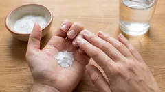 Why rub baking soda into your nails? This beneficial massage will only take a few minutes.
